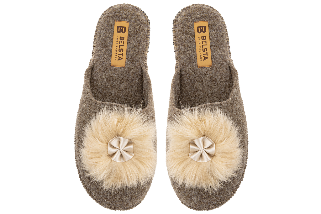 Indoor closed women's slippers made of Italian felt, decorated with fur