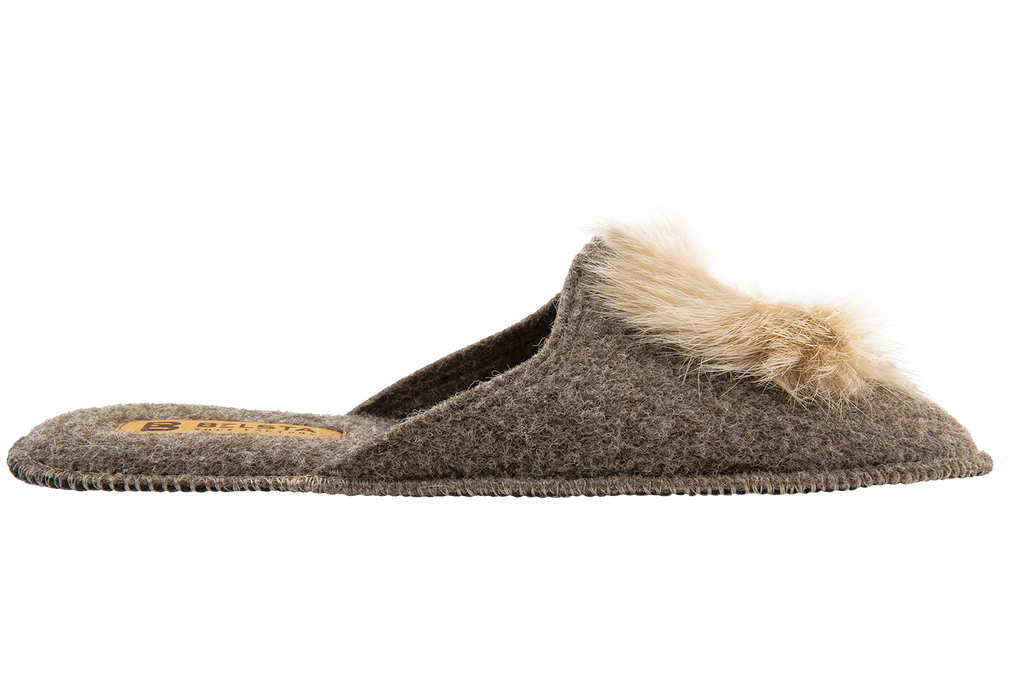 Indoor closed women's slippers made of Italian felt, decorated with fur